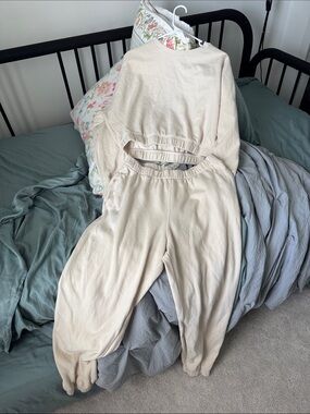 Hollister Beige Cropped Sweatshirt & Jogger Set - Women